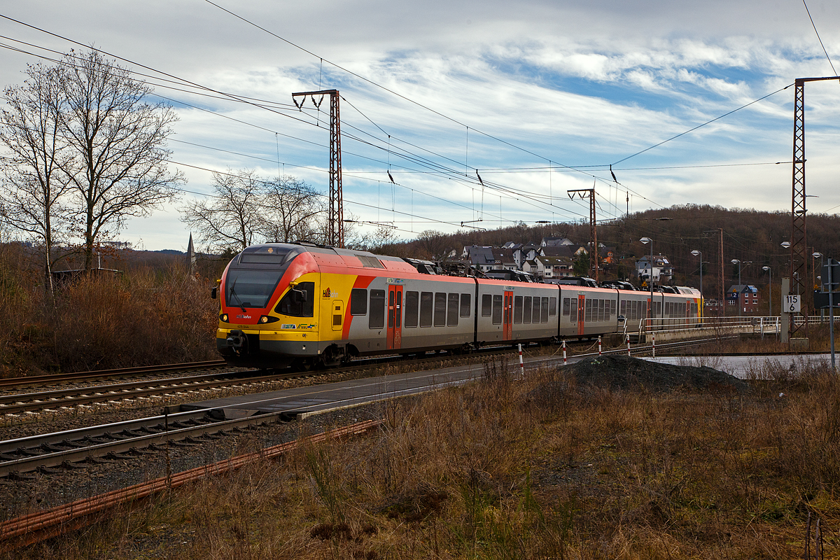Der 5-teilige Stadler FLIRT 429 044 / 429 544 der HLB (Hessischen Landesbahn) fhrt am 31.12.2021, als RE 99  Main-Sieg-Express  (Gieen – Siegen), von Ruderdorf (Kr. Siegen) weiter in Richtung Siegen, nchster Halt ist der Hbf Siegen. Nochmal einen lieben Gru an den netten Lokfhrer zurck.

Auch das hat sich mit dem Fahrplanwechsel im Dezember 2021(12. Dez.) gendert: Mit der Einfhrung der IC Verbindungen zwischen Frankfurt a.M. Hbf und Siegen Hbf, folgen die RE 99 der HLB von Gieen nach Siegen, ca. 10 hinter den IC´s und halten nun zwischen Dillenburg und Siegen neben Haiger, auch an den Haltepunkten der RB 95 und zwar in Sechshelden, Rodenbach(Dillkr), Dillbrecht und wir hier in Wilnsdorf-Rudersdorf. Wobei dadurch wiederrum Dieseltriebzge der HLB vom Typ LINT (der Linie RB 95) eigespart bzw. frei werden. Zudem wird ja auch CO eingespart, denn die FLIRT sind ja Elektrotriebzge.

Zwischen Dillenburg und Iserlohn-Letmathe via Siegen werden die IC2-Zge meist auch als RE 34 gefhrt und haben die Freigabe fr alle Nahverkehr Tickets auf diesem Streckenabschnitt. Ausnahme sind die beiden Zugpaare nach bzw. von Norddeich Mole (via Schwerte, Unna und Mnster), diese haben kein Nahverkehrsfreigabe und halten zwischen Siegen und Letmathe nur in Altenhundem.

Wir (meine Frau und ich) htten schon gerne mal die die neue IC Verbindung ausprobiert, was wir aber Corona bedingt noch unterlassen.
