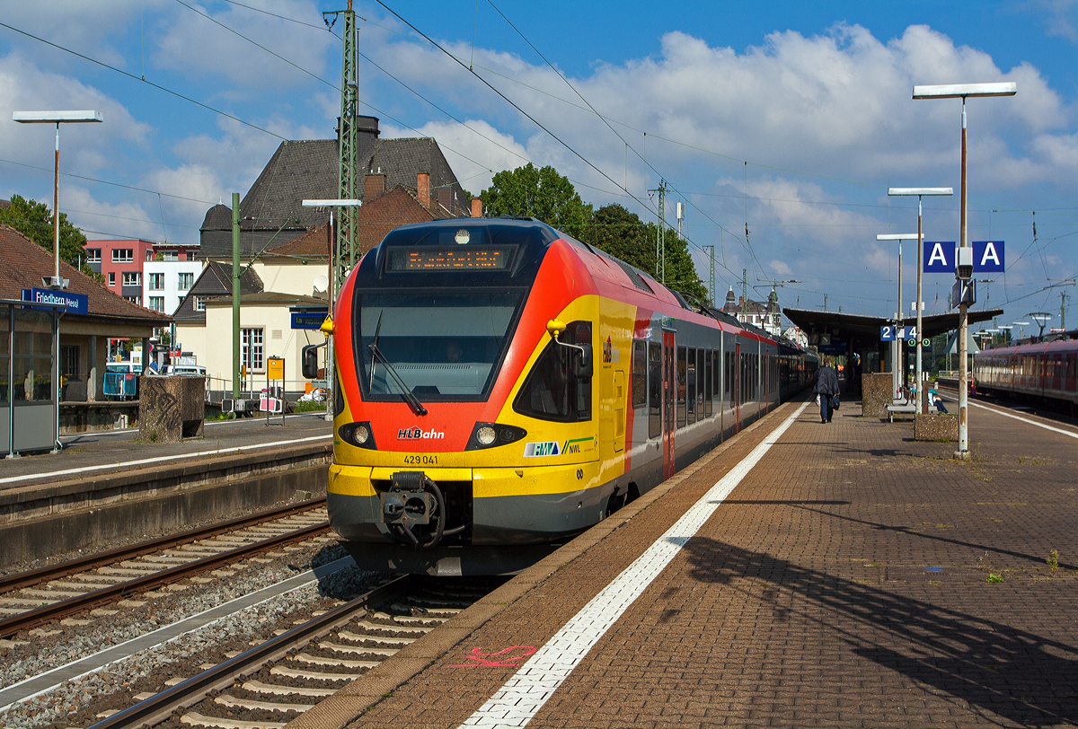 Der 5-teilige Stadler FLIRT 429 041 / 429 541 der HLB (Hessischen Landesbahn) am 27.08.2014, als RE 40/RE 99 Siegen-Gießen-Frankfurt, beim Halt in Friedberg (Hessen). Wie hier in Hessen wird der Zug als RE 40 geführt. In NRW, wo sich der Startbahnhof Siegen Hbf befindet, wird er als RE 99 geführt.