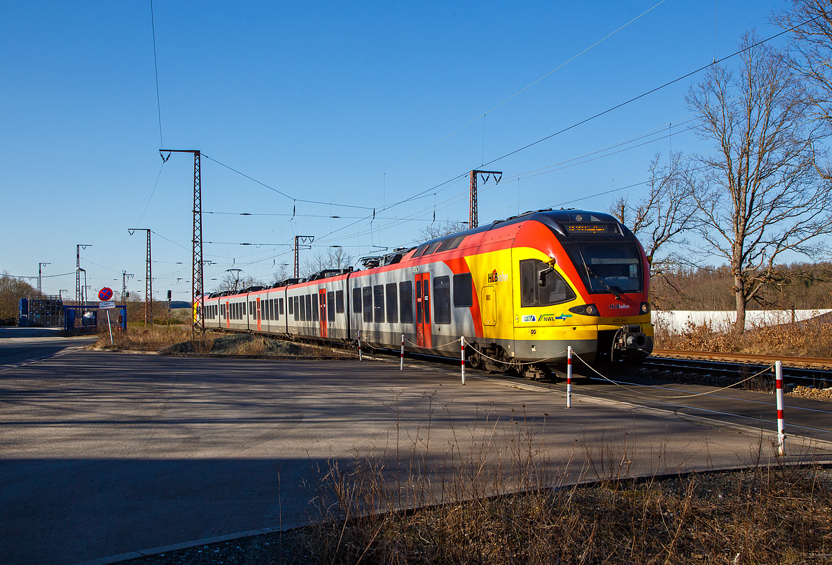 Der 5-teilige Stadler Flirt 429 541 / 429 041 der HLB (Hessischen Landesbahn) erreicht am 30.03.2021, als RE 99  Main-Sieg-Express  (Siegen – Gieen), den Hp Rudersdorf (Kr. Siegen).