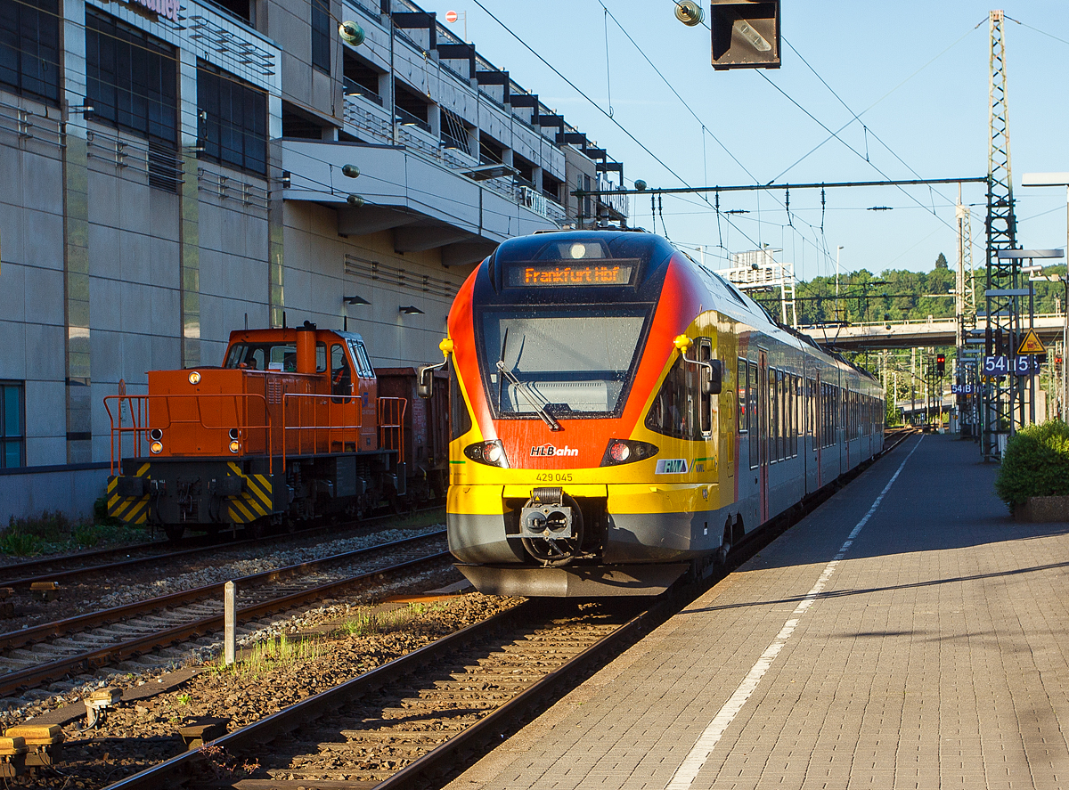 Der 5-teiliger FLIRT 429 045 der HLB (Hessischen Landesbahn) steht am 26.05.2012, als RE 99 (Main-Sieg-Express) Siegen - Gießen - Frankfurt/Main, im Hbf Siegen bereit. Während links die KSW 45 (98 80 0276 016-9 D-KSW) eine MaK G 1204 BB der Kreisbahn Siegen-Wittgenstein mit einem Güterzug durchfährt.