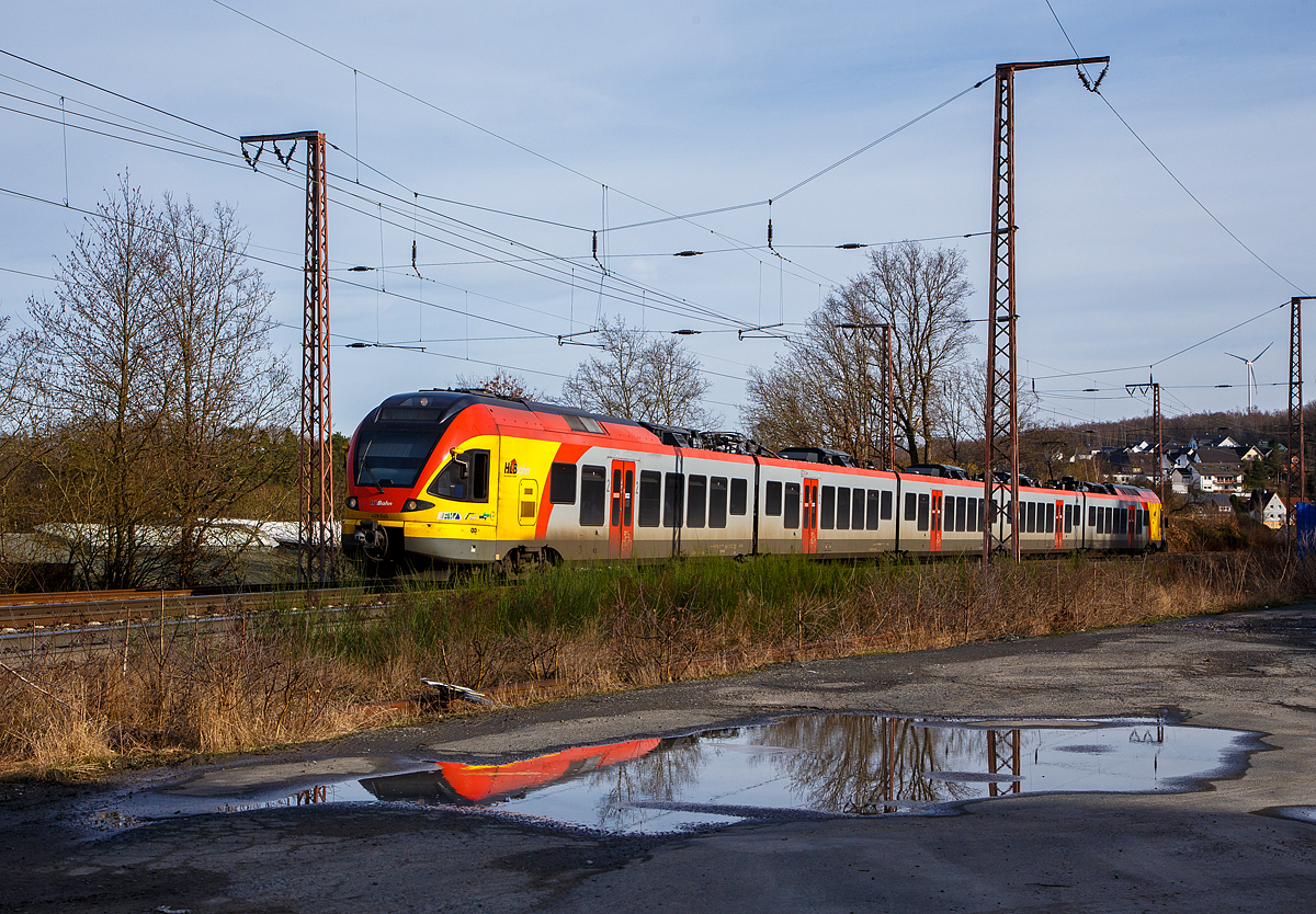 Der 5-teiliger FLIRT 429 045 / 545 der HLB (Hessischen Landesbahn) fährt am 12.02.2022, als RE 99 (Main-Sieg-Express) Gießen – Siegen, von Rudersdorf (Kr. Siegen) weiter in Richtung Siegen. Nächster Halt ist Siegen Hbf.