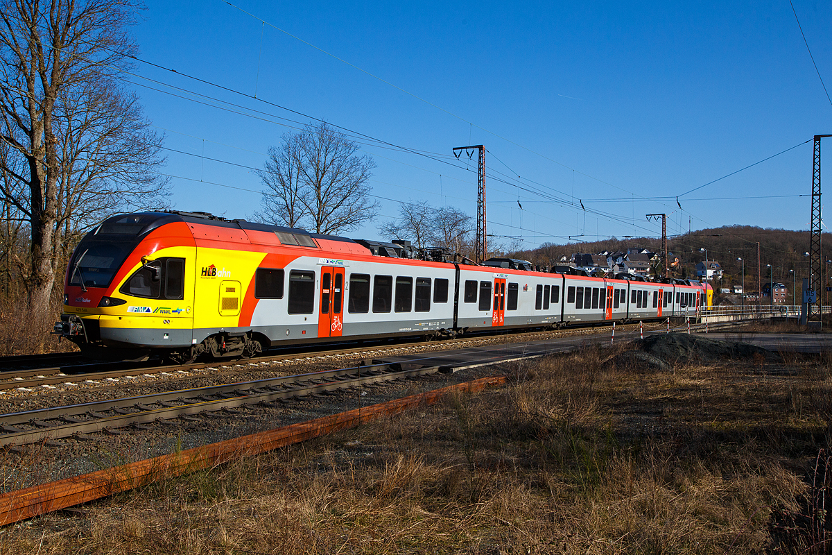 Der 5-teiliger FLIRT 429 546 / 429 046 der HLB (Hessischen Landesbahn) fhrt am 07.03.2022, als RE 99 (Main-Sieg-Express) Gieen – Siegen, von Rudersdorf (Kr. Siegen) weiter in Richtung Siegen. Nchster Halt ist Siegen Hbf. 