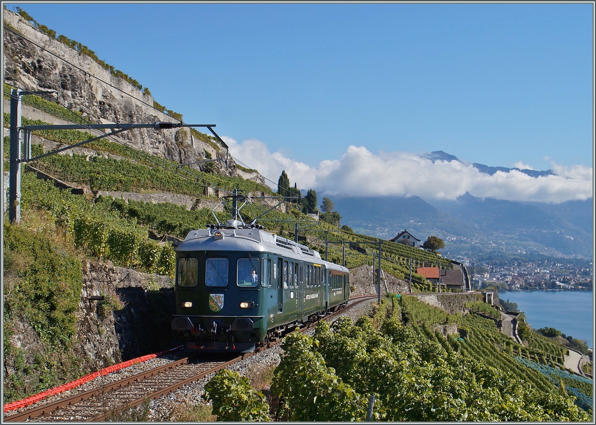 Der 50 Jhrige ABDe 4/4 12 der MThB (bzw. des Vereins Historische MThB) mit seinem Bt 205 auf seiner Jubilums Herbstfahrt vom Thurgau bers Emmental und den Ltschberg nach Brig und dann der Rohne entlang bis in die Rebberge des Lavaux; hier kurz vor Chexbres auf der Rckfahrt in den Thurgau am 4. Oktober 2015. Herzlichen Dank an Herrn R. Signer fr die Info zur Fahrt.