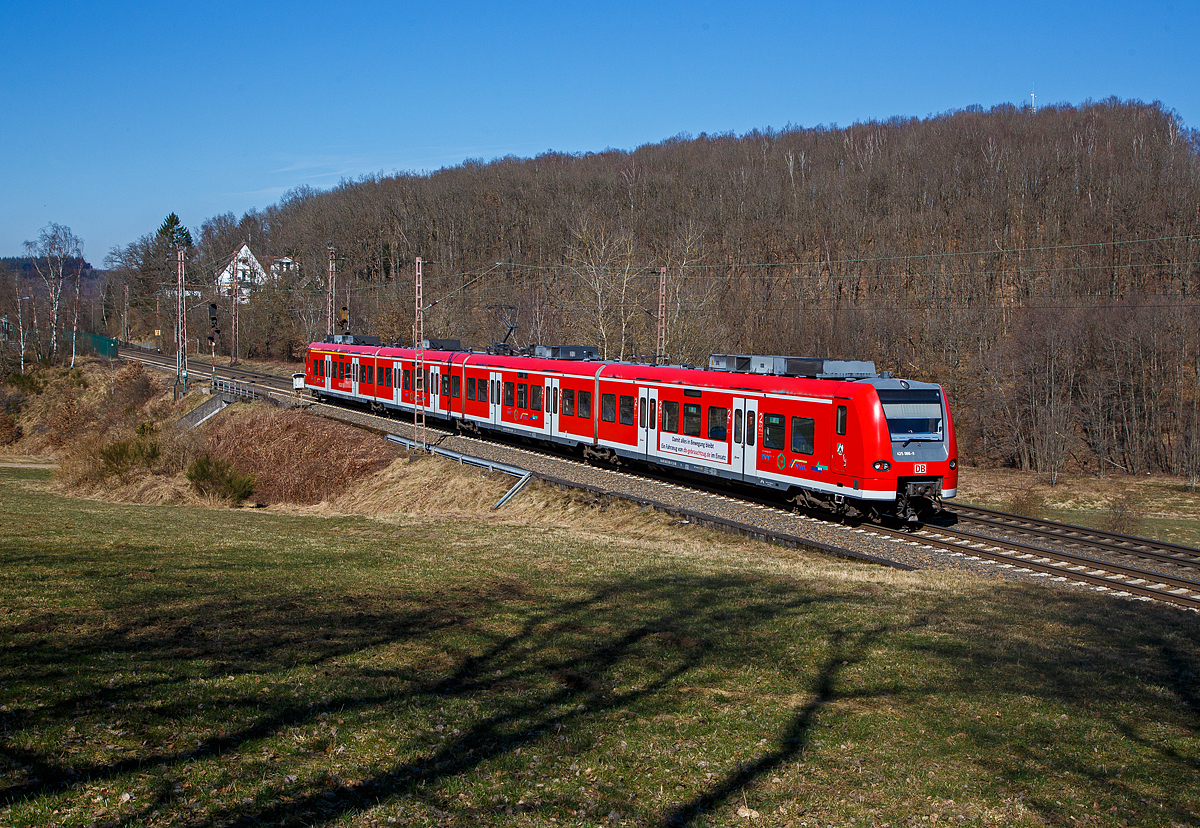 Der „Quietschie“ 425 066-8 / 425 566-7 der DB Regio fhrt am 10.03.2022 auf Tfzf bei Rudersdorf (Kr. Siegen) ber die Dillstrecke (KBS 445) in Richtung Frankfurt am Main.

Einen lieben Gru an den netten tf zurck.

Der dreiteilige ET wird auch von der DB Regio AG unter db-gebrauchtzug.de zu Verkauf angeboten.