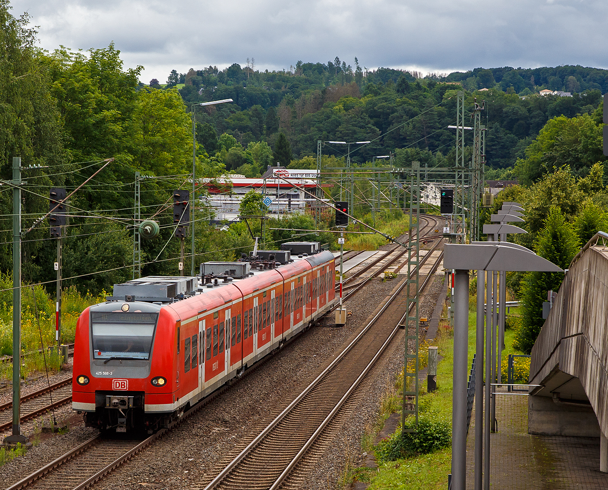 Der „Quietschie“ ET 425 568-3 / 435 568-1 / 435 068-2 / 425 068-4 (94 80 0425 568-3 D-DB / 94 80 0435 568-1 D-DB / 94 80 0435 068-2 D-DB / 94 80 0425 068-4 D-DB) der DB Regio fährt am 15.07.2021 als Tfzf (Triebfahrzeugfahrt) bzw. Lz (Lokzug) durch Wissen (Sieg) in Richtung Köln. Aufgenommen vom Parkdeck des Bahnhofes Wissen (Sieg).

Der Elektrotriebzug wurde 2000 von ABB Daimler-Benz Transportation GmbH (ADtranz) in Hennigsdorf  unter den Fabriknummer 22973 bis 22976 gebaut.

Die Triebwagen der Baureihen 425 und 426 des Konsortiums Siemens Transportation Systems/Bombardier/DWA sind leichte Elektro-Gliedertriebzüge für S-Bahn- und Regionalverkehr. Sie sind nahezu baugleich mit der Baureihe 424, die im hannoverschen S-Bahnnetz eingesetzt wird. Mit der hochflurigen und äußerlich sehr ähnlichen reinen S-Bahn-Baureihe 423 gibt es dagegen nur wenige technische Gemeinsamkeiten.

Wie hier die BR 425 ist ein vierteiliger Triebzug, wobei die Mittelwagen als BR 435 eingereiht sind. Dagegen die BR 426 sind zweiteige Triebzüge.

Das Konzept:
Die Wagenkästen sind in selbsttragender Bauweise aus Aluminium-Strangpressprofilen geschweißt. Um die Außenhaut möglichst glatt und frei von konstruktionsbedingten Erhebungen zu halten, sind die Scheiben, der Rahmen und der Kasten untereinander bündig verklebt, dies verbessert die Aerodynamik und ermöglicht eine effiziente automatisierte Außenreinigung. Die Scheiben sind Thermofenster aus zweilagigem Verbundglas.

In Anlehnung an die S-Bahn-Züge der Baureihe 420 wurde die Länge der vierteiligen Einheit auf rund 70 Meter festgelegt. Anders als die Triebzüge der Baureihe 420 sollten diejenigen der Baureihe 425 in voller Länge begehbar und übersehbar sein, sie sind durch eine Glaspendeltüre unterteilt. Um die geforderten großen freien Durchgänge zwischen den Wagen zu realisieren, wurde das Fahrzeug als vierteiliger Gliedertriebzug mit Kurzkupplungen und Jakobs-Drehgestellen an den Wagenübergängen vorgesehen, was die Bewegungen und Abstände der Wagenkästen zueinander minimiert.
Dachpartie der Baureihe 425

Das Fahrzeug ist dabei in zwei Zughälften eingeteilt, die weitgehend ähnlich aufgebaut sind. Beim 424 und 425 ist jede von ihnen jeweils mit einem Zugsteuergerät, einem Transformator zu 1,2 MVA, einem Antriebsstromrichter, einer Bordnetzversorgung, einer Druckluft-Bremsausrüstung mit einem Bremssteuergerät sowie einer Funkanlage (früher Mesa 2002, jetzt MTRS) versehen. Der 426 hat hingegen nur einen Transformator und einen Antriebsstromrichter. Dabei werden die schon ausgelieferten Fahrzeuge nach einer Lösung der DB AG mit einer MTRS-Anlage mit abgesetzten Bedienteil für den zweiten Führerstand ausgerüstet. Vom Hersteller werden wieder zwei Anlagen mit je einem Bedienteil eingebaut.

Die restlichen Installationen verteilen sich:
•	Wagen 1 (425 001 ff) enthält das behindertengerechte Vakuum-WC und die Indusi LZB oder I60R
•	Wagen 2 (435 001 ff) enthält den Stromabnehmer und die Hauptschalter
•	Wagen 3 (435 501 ff) enthält den Luftpresser
•	Wagen 4 (425 501 ff) enthält das Thermofach für den Lokführer und den Rechner des Fahrgastinformationssystems

In Wagen 1 ist im Anschluss an den Führerstand ein 1.-Klasse-Abteil mit 12 Plätzen ausgewiesen. Es unterscheidet sich durch den größeren Sitzreihenabstand und eine andere Polsterfarbe von der 2. Klasse, Sitzteilung 2+2 entspricht der 2. Klasse. 

Die Antriebsstromrichter realisieren Drehstromantrieb mit Bremsstromrückspeisung über vier Fahrmotoren in den Enddrehgestellen und den äußeren beiden Jakobs-Drehgestellen. Der Antrieb erfolgt über eine Bogenzahnkupplung. Das mittlere Laufdrehgestell ist weder angetrieben noch gebremst.

Um die von den meisten Einsatzorten geforderten Flügelkonzepte mit dem Fahrgastaufkommen angepassten Zuglängen zu realisieren, wurden automatische Scharfenberg-Kupplungen eingebaut. Die Baureihen 424 bis 426 sind untereinander frei kuppelbar. Auch 420er und 423er lassen sich ankuppeln, allerdings mechanisch und nicht elektrisch, was den Nutzen auf das Abschleppen liegengebliebener Fahrzeuge beschränkt.

Der Triebwagen hat eine Fußbodenhöhe von 798 Millimetern (bzw. 780 Millimetern), ähnlich den reinen S-Bahn-Wagen der Baureihe 424. Im Gegensatz zu letzteren kann dieser Zug allerdings an unterschiedlichen Bahnsteighöhen eingesetzt werden und ist daher mit vier Rollstuhlhubliften ausgestattet. Acht elektrische zweiflügelige Schwenkschiebetüren pro Seite erlauben schnellen Fahrgastwechsel. Um das technikbasierte Abfertigungsverfahren (TAV) zur Selbstabfertigung von Zügen durch den Triebfahrzeugführer zu ermöglichen, sind sie mit Lichtgittern und Einklemmschutz sowie Fahrgastsprechstellen versehen.

Zugzielanzeigen an den Fronten und den Seiten, ein Fahrgastinformationssystem (FIS) mit Anzeige von Linie, Endstation und nächstem Halt sowie eine automatische Ansage von nächstem Halt und Umsteigemöglichkeiten sorgen für Informationen. Die automatische Ansage erfolgte ursprünglich wie bei der Baureihe 423 wenige Meter nach der Abfahrt, wurde aber inzwischen auf eine per Wegmessung über einen Radsatz (424/425.0/426) bzw. per GPS (425.2 bis 425.5) gestützte Ansage kurz vor Erreichen des nächsten Halts umgerüstet.

TECHNISCHE DATEN:
Achsformel: Bo'(Bo)(2)(Bo)Bo' (in Klammern Jakobs-Drehgestellen)
Spurweite: 1435 mm (Normalspur)
Länge über Scharfenbergkupplung: 67.500 mm (17,87m + 15,11m + 15,11m + 17,87m)
Achsabstand im End-Drehgestell: 	2.200 mm 
Achsabstand im Jakobs-Drehgestell: 2.700 mm
Treib- und Laufraddurchmesser: 850 mm (neu) / 780 mm (abgenutzt)
Leergewicht: 114,0 t
Höchstgeschwindigkeit: 140 km/h (1. u. 3. Serie mit LZB 160 km/h)
Leistung: 8 x 293,75 = 2.350 kW
Bremskraft: 140 kN
Beschleunigung: 1,0 m/s²
Bremsverzögerung: 0,9 m/s²
Motorentyp: Drehstrom-Asynchron  vom Typ 	1TB1724 0GA02
Anzahl der Fahrmotoren: 4 × 2
Kupplungstyp: 	Scharfenbergkupplung Typ 10
Sitzplätze: 206 (davon 12 in der 1. Klasse)
Stehplätze: 228
Fußbodenhöhe: 780 mm (798 mm bei 1. Bauserie)
