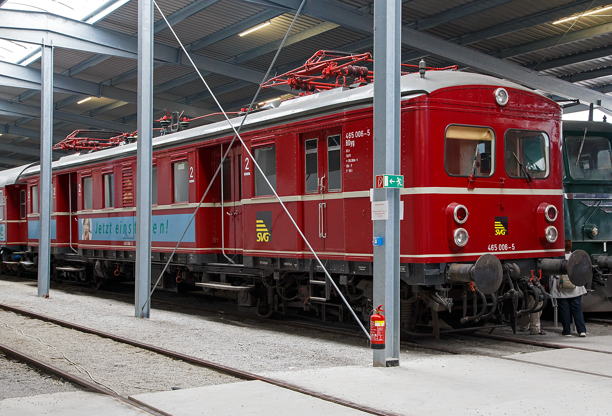 Der „Rote Heuler“ 465 005-7 BDyg, ex DR ET 65 05, ex DRG elT 1205, ausgestellt am 09.09.2017 in der SVG Eisenbahn-Erlebniswelt Horb.

Der Elektrotriebwagen wurde 1933 von der Maschinenfabrik Esslingen unter der Fabriknummer 18800 gebaut und als elT 1205 an die Deutsche Reichsbahn-Gesellschaft geliefert.