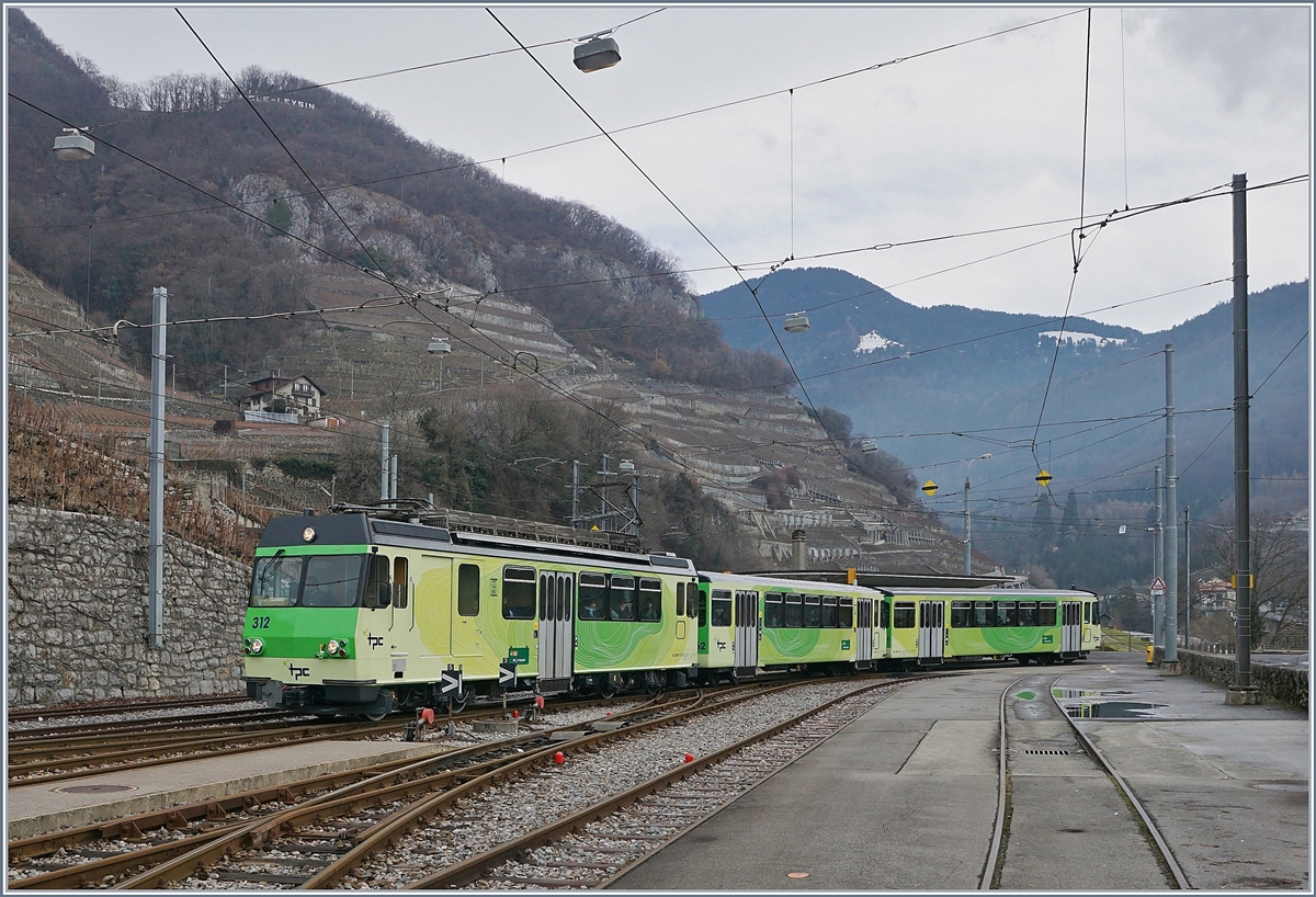 Der A-L BDeh 4/4 312 erreicht Wintersportbedingt mit zwei statt einme Bt die Spitzkehre Aigle Dépôt A-L, wo, nach dem Fahrtrichtungswechsel auch ein. Bzw. ausgestiegen werden kann.
7. Jan. 2018