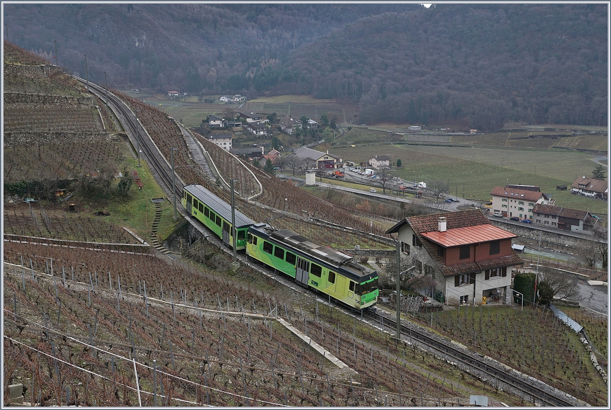Der A-L (TPC) BDeh 4/4 fährt mit seinem Bt oberhalb von Aigle talwärts und wird bei Aigle Dépôt AL die Talsole in wenigen Minuten erreicht haben. 
7. Jan. 2018