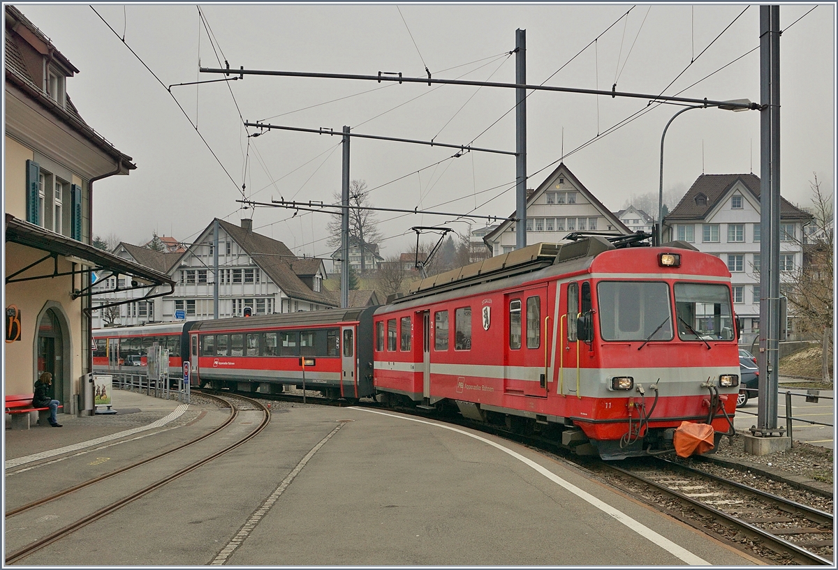 Der AB BDeh 4/4 erreicht mit seinem Regionalzug nach Appenzell den Bahnhof Teufen. 

17. Mrz 2018
 