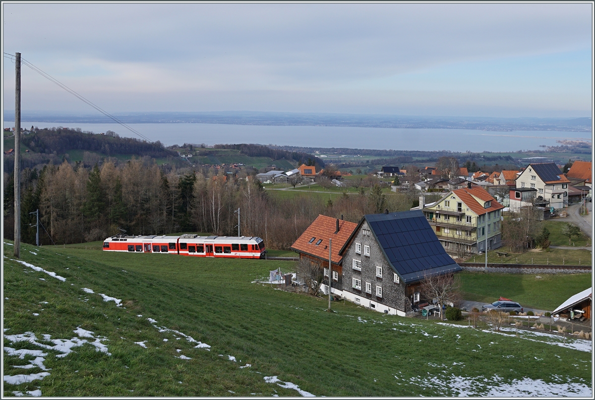Der AB RHB BDeh 3/6 25 verlässt Heiden, wobei das Motiv eher die Sicht über den Bodensee  würdigt. 

23. März 2021