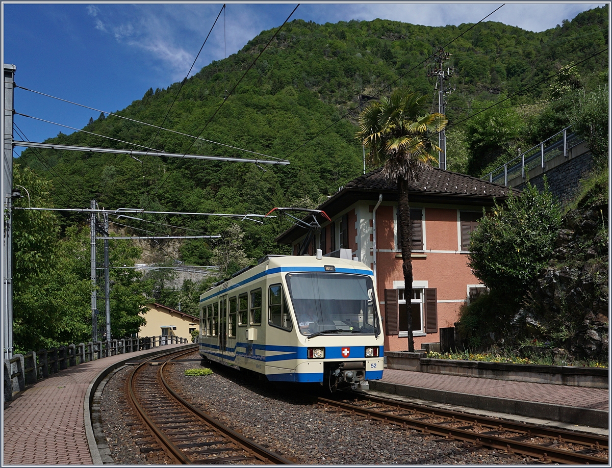 Der ABe 4/6 52/53 auf dem Weg von Camedo nach Locarno beim Halt in Verdasio.
20. Mai 2017