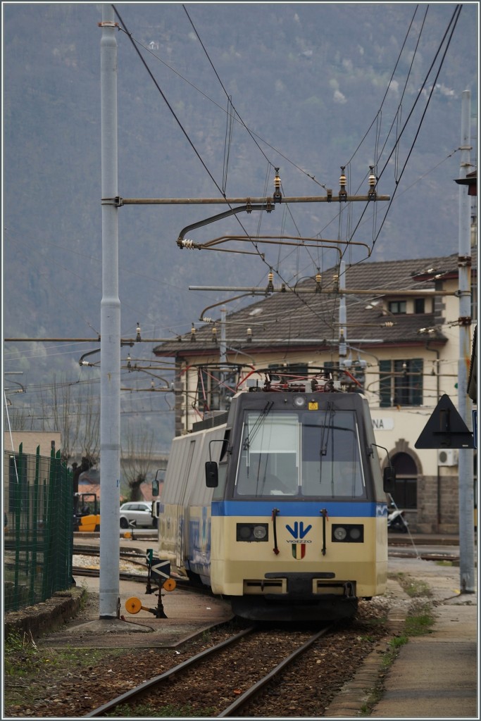 Der ABe 8/8 N 24 erhielt einen neuen, den Panoramozgen gleichenden Wagenkasten, um bei Bedarf als Reservefahrzeug einzuspringen.
Domodossola, den 3. April 2014