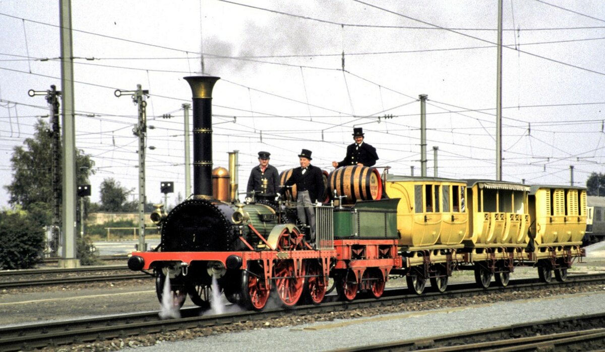  Der Adler  und historischer Zug Nr.1.3 bei der Jubiläumsparade 150 Jahre Deutsche Eisenbahn in Nürnberg am 14.09.1985.