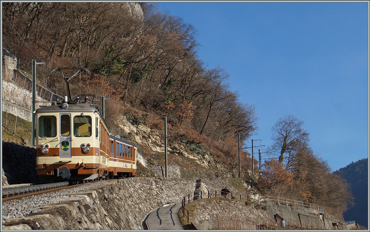 Der AL BDeh 4/4 302 in seiner A-L Farbgebung oberhalb von Aigle.
25. Jan. 2016