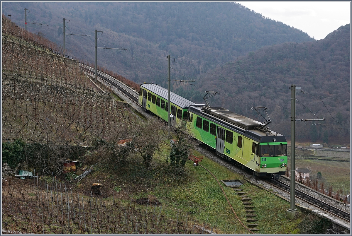 Der AL BDeh 4/4 313 mit den Bt 363 auf Bergfahrt Richtung Leysin oberhalb von Aigle.
7. Jan. 2018
