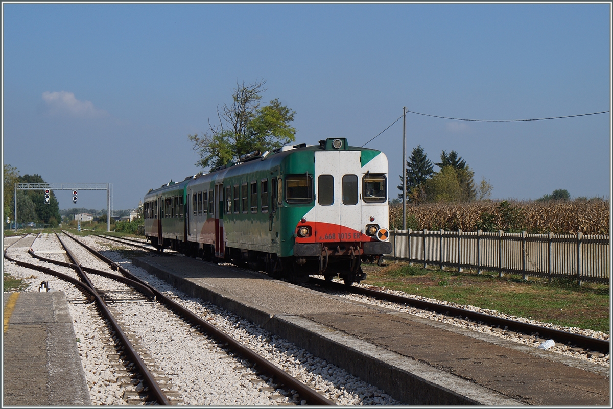Der ALn 668 1015 mit seinem Beiwagen erreicht Brescello.
22. Sept. 2014