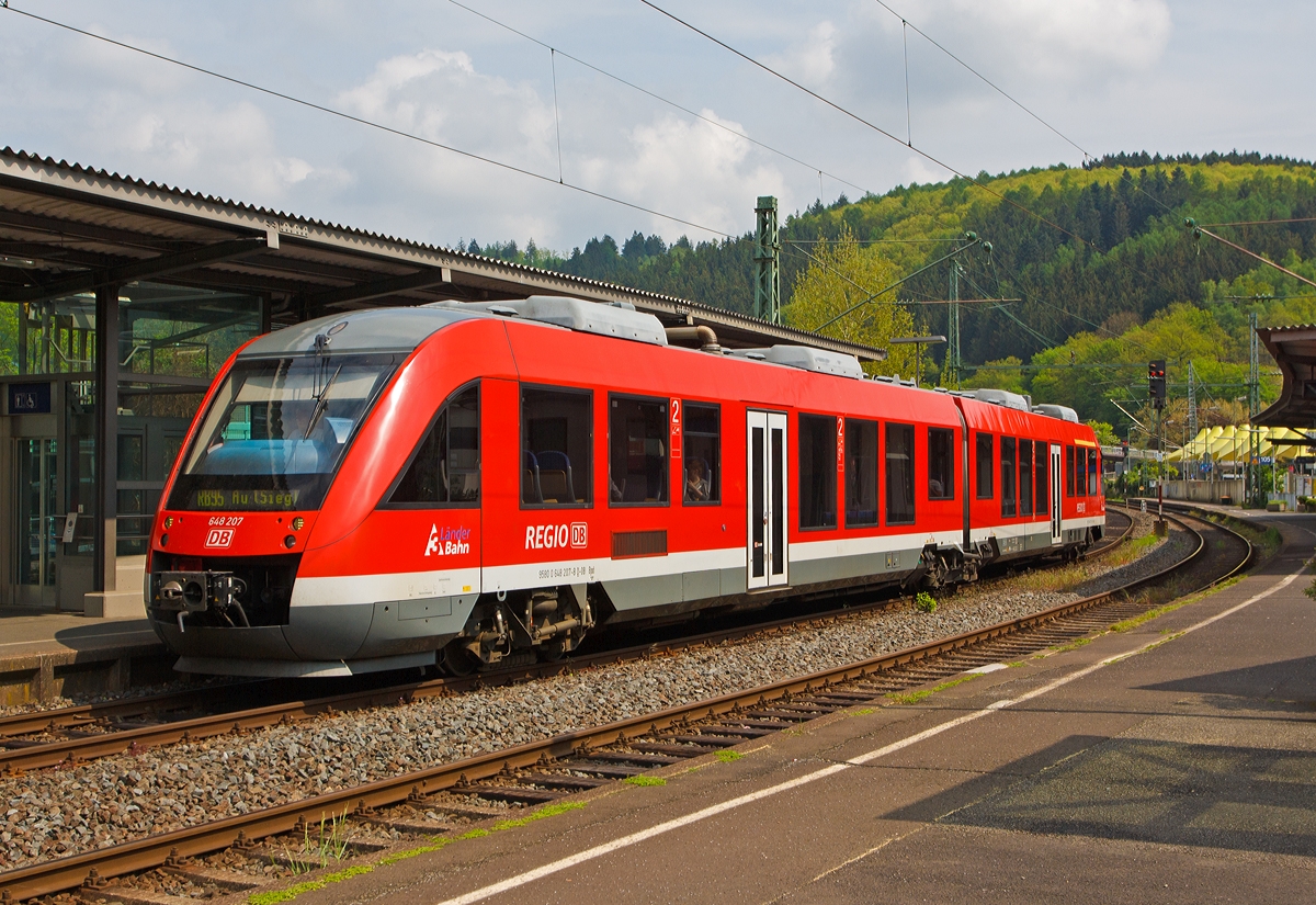 Der Alstom Coradia LINT 41 - 648 207 / 707 der DreiLänderBahn als RB 95 Sieg-Dill-Bahn (Dillenburg-Siegen-Au/Sieg) fährt am 26.04.2014 auf Gleis 106 in den Bahnhof Betzdorf/Sieg ein.  

Der Dieseltriebwagen hat die komplette NVR-Nummern 95 80 0648 207-8 D-DB Bpd / 95 80 0648 707-7 D-DB ABpd und wurde 2004 bei Alstom (ehemals LHB) unter der Fabriknummer 1001222-007 gebaut. Die EBA-Nummer ist EBA 04 D 14 B 007. 