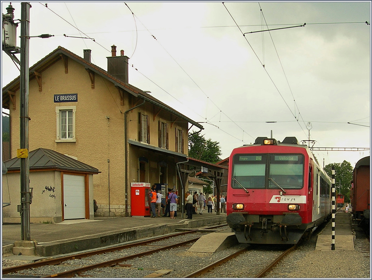 Der alte Bahnhof von Le Brassus mit einem TRAVYS (PBr)NPZ. Der neue Bahnhof wurde gut 500 Meter nördlicher gebaut und somit eine konnte eine Strassenübergang gespart werden.
23. Juli 2006 