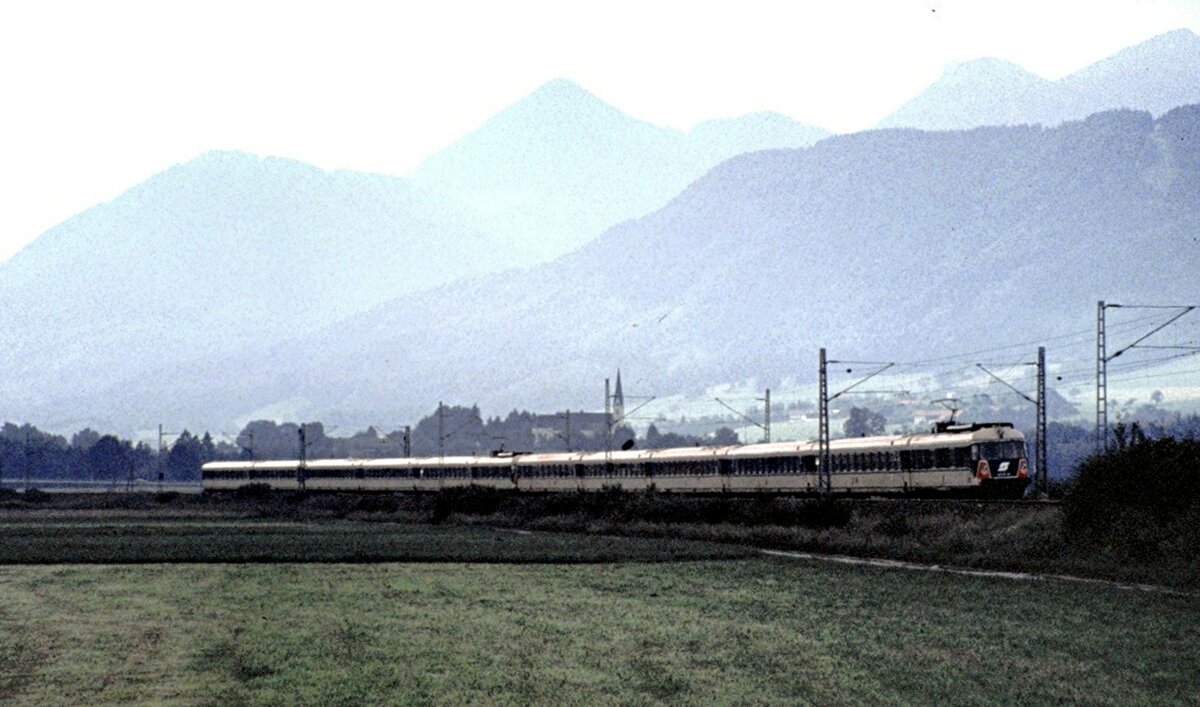 Der andere, ältere ÖBB 4010 in Doppeltraktion bei Prien am Chiemsee am 17.06.1981.
