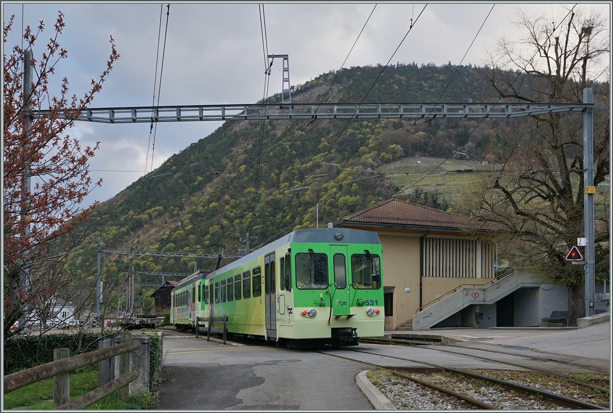 Der AOMC Regionalug 19 mit dm BDeh 4/4 501 hat Ollon erreicht.
7. April 2016