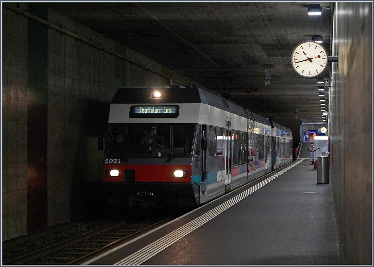 Der ASM GTW Be 2/6 5021 und ein weiterer warten in Biel/Bienne auf die Abfahrt Richtung Ins.
31. Juli 2017