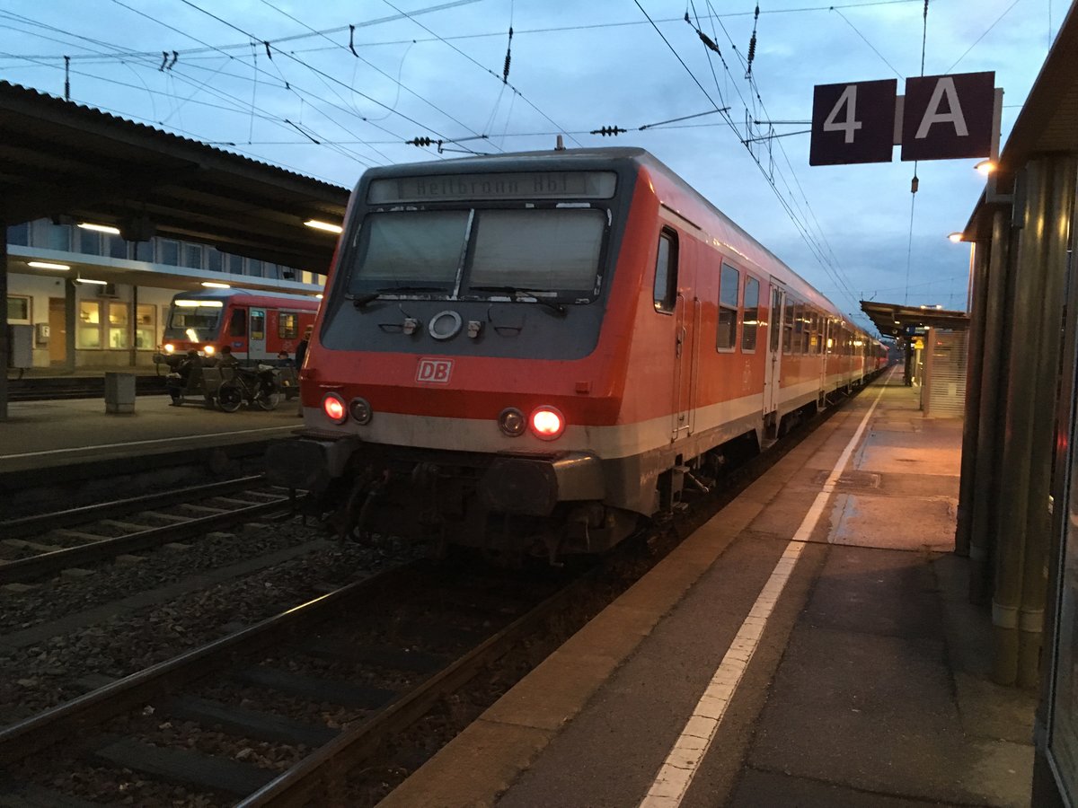 Der auch 2017 noch mit N Wagen verkehrende Re 12311 (Mannheim - Heilbronn) am 17.02.17 kurz nach der Ankunft in Heilbronn mit Schublok 111 018 und Wittenberger Stw.