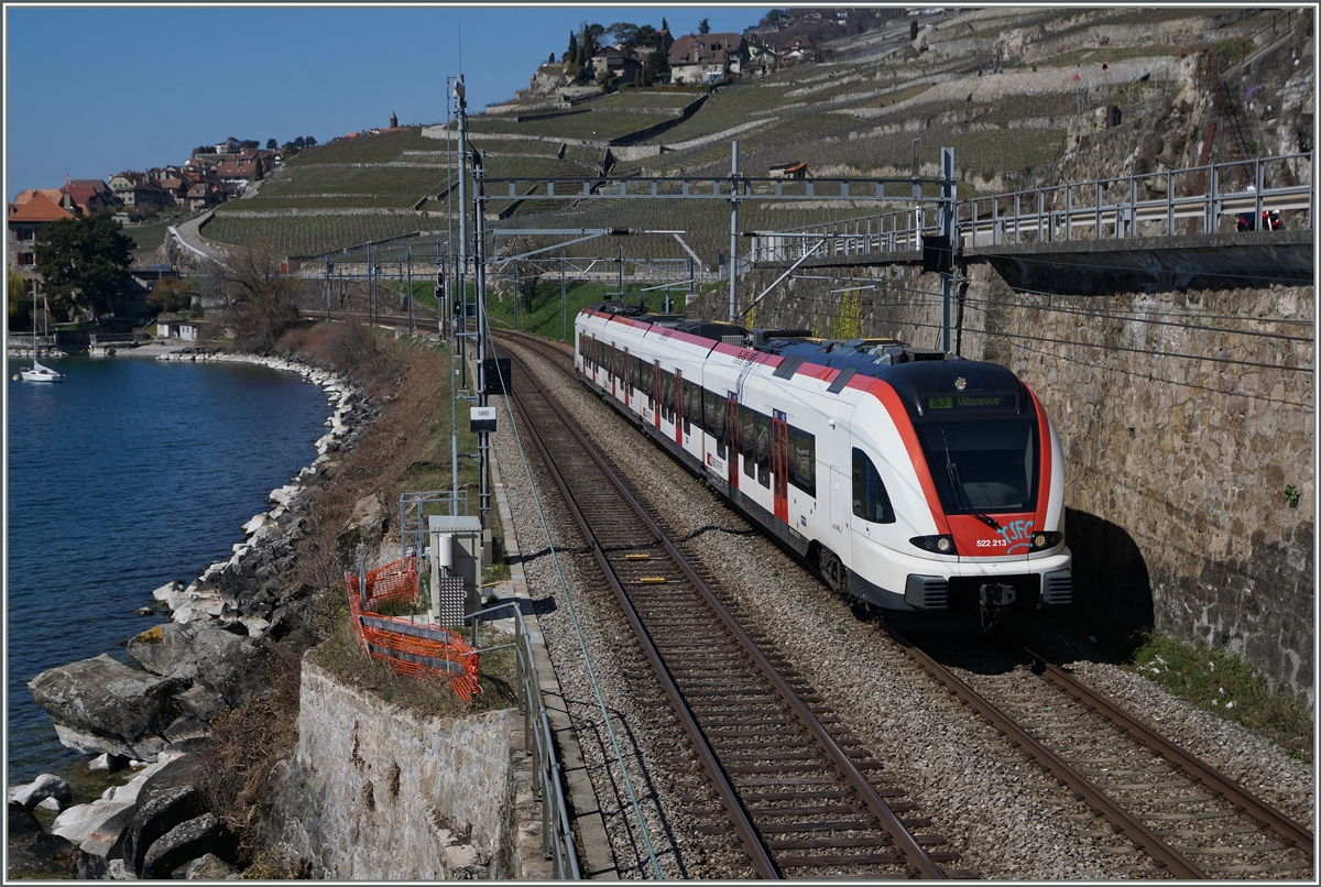 Der auf den Frankreich Betrieb getrimmte Flirt hat etwas von seiner Eleganz eingebüsst. Hier ist der RABe 522 213 als S 3 nach Villeneuve bei St-Saphorin unterwegs.
26. März 2016