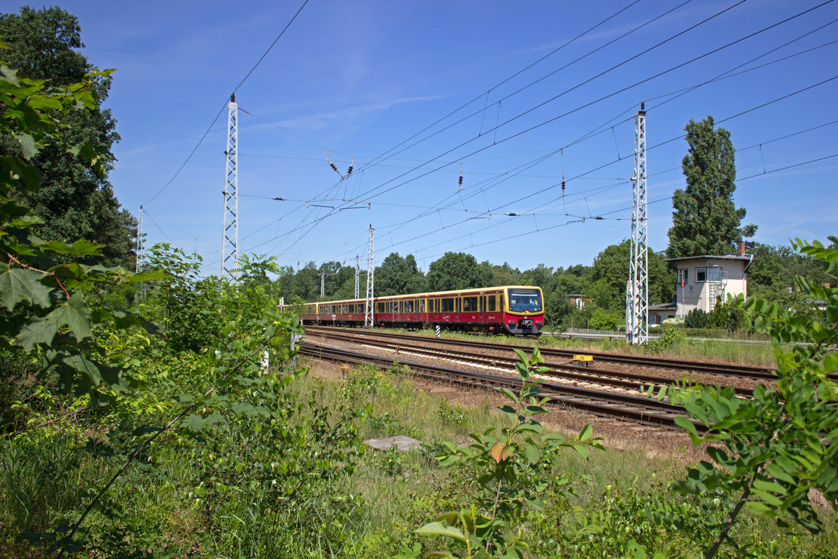 Der auf den Namen  Erkner  getaufte 481 090 wird an der Spitze eines Vollzuges nach Erkner in Krze den S-Bahn-Haltepunkt Berlin-Kpenick erreichen.