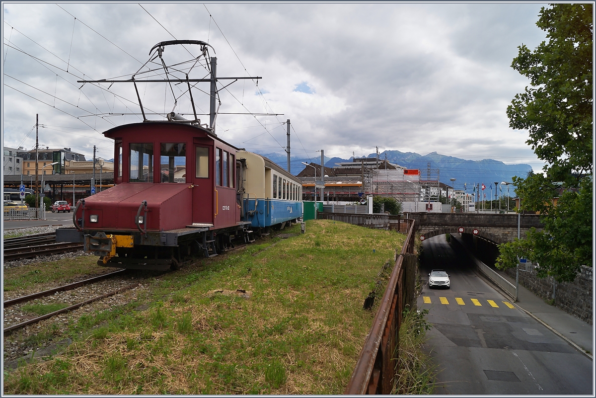 Der aufgebügelte CEV Te 2/2 82 sthet mit den MOB B 211 in Vevey. Der MOB B 211 wartet, mit weiteren Wagen (B 212 - 214, dem AB 308 und dem BD 206) auf die Reise zur Edeis - La Mure Bahn, wo ihr Einsatz ab nächstem Jahr vorgesehen ist.

6. Juli 2020