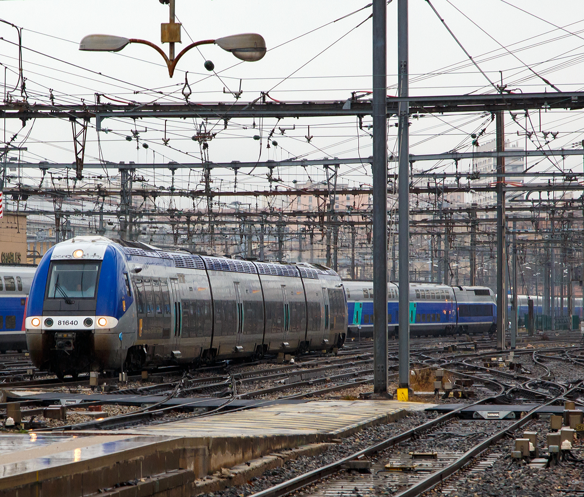 
Der  B 81640 / B 81639 ein vierteiliger Hybrid BGC-AGC-Triebzug (bimode) der SNCF TER Provence-Alpes-Côte d'Azur fährt am 25.03.2015 in den Bahnhof Marseille Saint-Charles ein. 

Die SNCF-Baureihe B 81500 Zweikraftversion (BGC / bimode) des autorail à grande capacité (AGC) des Herstellers Bombardier, sie können sowohl mit Dieselantrieb als auch elektrisch unter 1,5 kV Gleichspannung fahren. Den B 81500 gibt es als dreiteiligen und vierteiligen Zug. Ein Triebzug jeweils zwei angetriebene Enddrehgestelle, die dazwischen liegenden Drehgestelle sind Jakobs-Drehgestelle. Der Autorail Grande Capacité kurz AGC (deutsch: „Triebwagen mit großer Kapazität“) ist ein Triebzug der von Bombardier in Crespin für die SNCF gebaut wurde. 