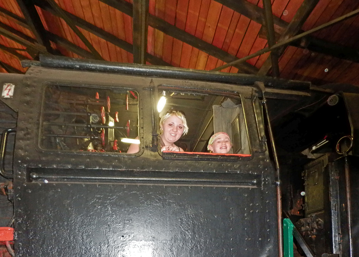 
Der Bahnfotografen-Nachwuchs ist auch sehr interessiert. Im Dampflok-Museum Hermeskeil am 09.06.2014 (Margaretha)