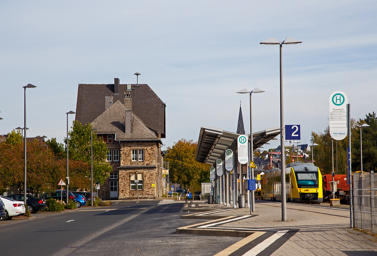 Der Bahnhof Altenkirchen (Westerwald) am 10.10.2021.

Der Bahnhof Altenkirchen (Westerw) ist der Bahnhof der rheinland-pfälzischen Kreisstadt Altenkirchen (Westerwald). Er liegt an Streckenkilometer 65,1 der als Oberwesterwaldbahn (KBS 461) bezeichneten Bahnstrecke Limburg–Altenkirchen sowie an Streckenkilometer 61,1 der Bahnstrecke Engers–Au, auch als Holzbachtalbahn bezeichnet. Der Bahnhof wurde am 1. April 1885 mit dem Streckenabschnitt Altenkirchen–Hachenburg der Oberwesterwaldbahn eröffnet. im Jahr 1887 wurde die Bahnstrecke Siershahn–Altenkirchen (Holzbachtalbahn) eröffnet, im gleichen Jahr am 1. Mai die Weiterführung der Oberwesterwaldbahn Altenkirchen–Au (Sieg). Damit wurde der Bahnhof Altenkirchen zu einem Trennungsbahnhof.

Das Empfangsgebäude des Bahnhofs Altenkirchen (Westerwald) ist ein stattlicher Typenbau aus Bruchstein. Es wurde um 1883/84 errichtet. Das Empfangsgebäude, ist leider wie viele hier auf den Nebenstrecken, kein DB-Gebäude mehr.
