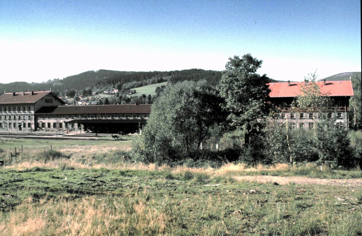 Der Bahnhof Bayerisch Eisenstein / elezn Ruda-Albětn; links der deutsche Teil, rechts der tschechische Teil, der zu diesem Zeitpunkt nicht als Bahnhof genutzt wurde, im Oktober 1989.