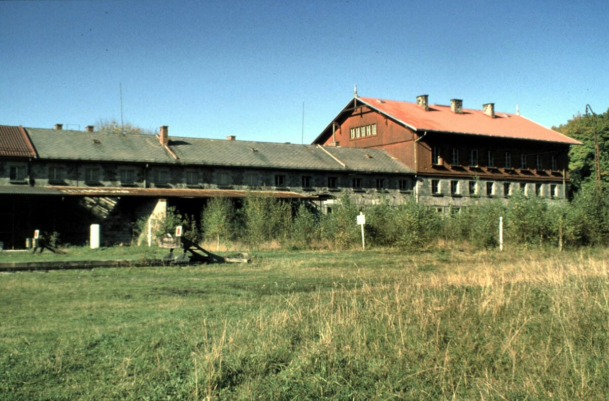 Der Bahnhof Bayerisch Eisenstein, auf tschechisch Železná Ruda-Alžbětín im Oktober 1989. Hier sieht man weitgehend den tschechischen Teil mit den Grenzpfählen.