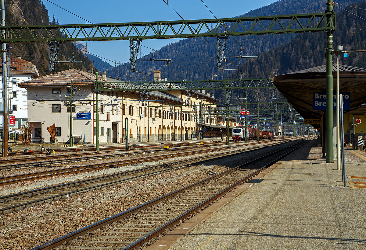 Der Bahnhof Brenner (Stazione di Brennero) am 26.03.2022, der Blick vom Bahnsteig 6 in nrdlicher Richtung aufs Empfangsgebude. Recht weit hinten liegt der sterreichischen Teil.

Der Bahnhof Brenner (italienisch Stazione di Brennero) befindet sich an der Brennerbahn. Er ist der Grenzbahnhof zwischen Nord- und Sdtirol und so zwischen sterreich und Italien. Der Bahnhof liegt auf der Passhhe des Brenners (1.370 m). Dieser enge, hchstgelegene Abschnitt des Wipptals bietet zwischen steilen Berghngen nur wenig Platz fr das kleine Passdorf und wird zu groen Teilen von Verkehrsinfrastrukturen wie dem Bahnhof, der A22/A 13 und der SS 12/B 182 beansprucht. Der Bahnhof befindet sich fast zur Gnze auf dem Gebiet der Sdtiroler Gemeinde Brenner bzw. auf italienischem Staatsgebiet, das hier auch auf Flchen nrdlich der Wasserscheide bergreift. Lediglich kleinere Teile im nrdlichen Bereich des Bahnhofs gehren zur Tiroler Gemeinde Gries bzw. zum sterreichischen Staatsgebiet.

Der von Wilhelm von Flattich entworfene Bahnhof Brenner wurde 1867 zusammen mit dem gesamten Abschnitt der Brennerbahn zwischen Innsbruck und Bozen in Betrieb genommen, damals gehrte ja noch alles zur Doppelmonarchie sterreich-Ungarn. An den planenden Ingenieur des Projekts, Carl von Etzel, erinnert eine Bronzebste am Bahnhofsgelnde. Die ursprnglich relativ unbedeutende Station erfuhr 1888 aufgrund der hohen Fahrgastzahlen der neuen Strecke eine erste Erweiterung.

Die Annexion Sdtirols durch Italien infolge des Ersten Weltkriegs vernderte die Situation grundlegend, da nun die neue Staatsgrenze ber den Brenner verlief. Die Teilstrecken Innsbruck–Brenner und Verona–Brenner wurden von nun an von zwei verschiedenen Verwaltungen betreut, die sich zudem noch in feindseliger Haltung gegenberstanden. 1930 wurde ein kompletter Neubau des Empfangsgebudes eingeweiht.