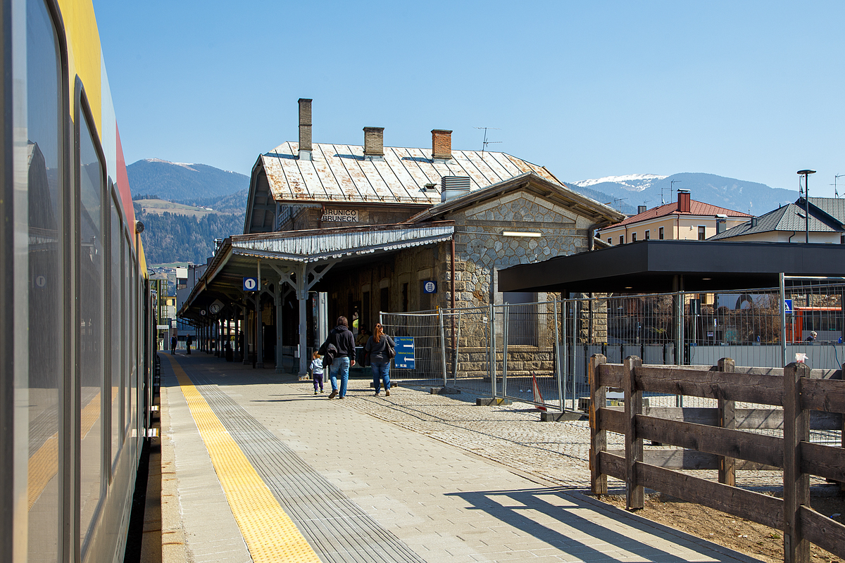 Der Bahnhof Bruneck / Brunico an der Pustertalbahn (im Osten Südtirols) am 27.03.2022.

Der Bahnhof befindet sich auf 828 m Höhe in Bruneck, dem Hauptort des Pustertals. Die etwas östlich gelegene Innenstadt ist vom nahe der Rienz gelegenen Bahnhof schnell erreichbar.