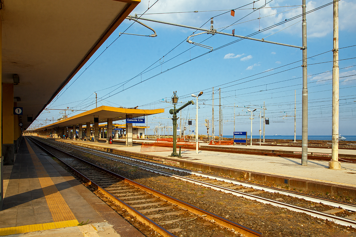 Der Bahnhof Catania Centrale am 19.07.2022, der die Bahnsteige vom Bahnsteig 1 gesehen.