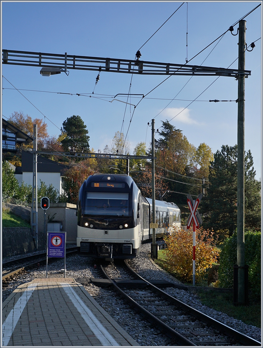 Der Bahnhof von Clies ist recht eng, und auch die Zugänge sind nicht ganz optimal, wie dieses Bild des von Blonay kommenden Zuges zeigt.
14. Nov. 2018