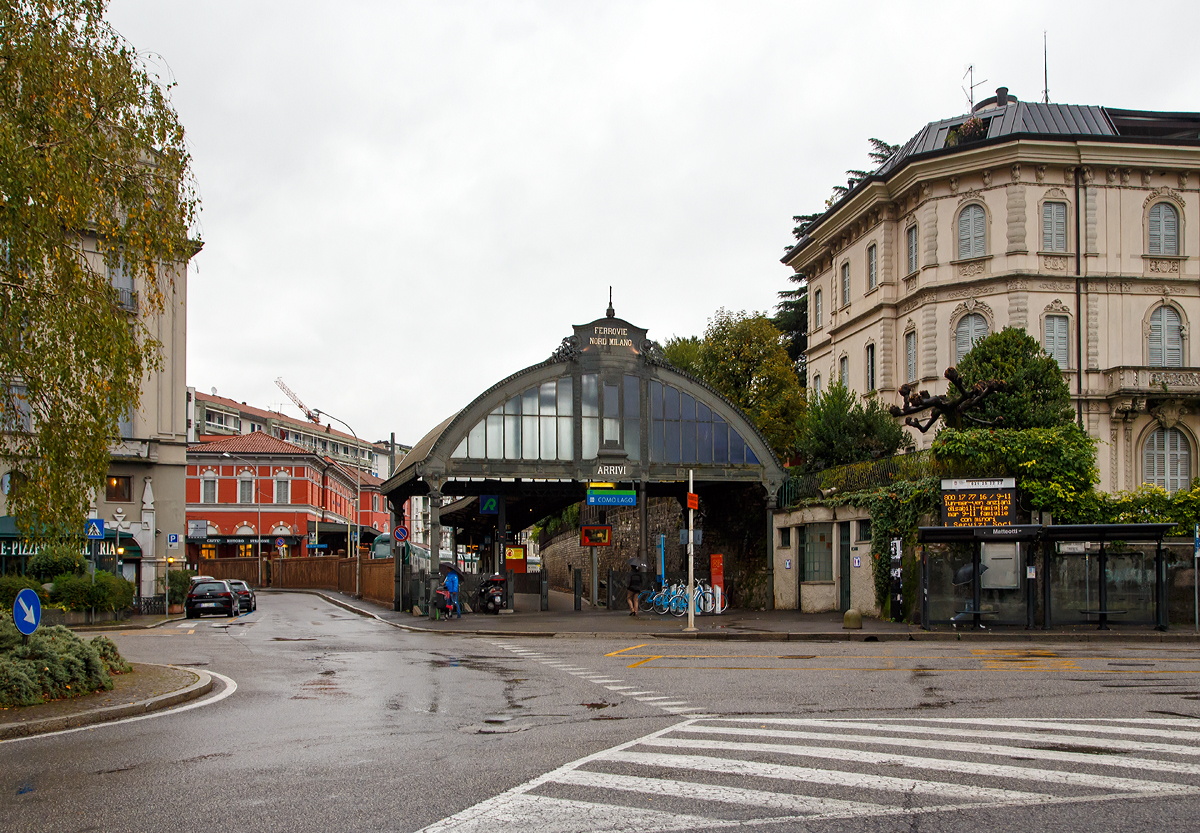 Der Bahnhof Como Lago (oft auch Como Nord Lago bezeichnet)  03.11.2019.

Der Bahnhof Como Lago ist ein Kopfbahnhof. Er ist neben dem Bahnhof Como San Giovanni der kleinere der beiden Hauptbahnhöfe der Stadt. Er wird von der zweitgrößten italienischen Bahngesellschaft FNM S.p.A. (Ferrovie Nord Milano) betrieben.

Der Bahnhof wurde am 5. Juli 1885 eröffnet, als die Bahnstrecke Como–Varese–Laveno eröffnet wurde. 1898 kam die Strecke nach Saronno hinzu. 1966 konzentrierte sich der Verkehr von Como-Lago aus ausschließlich auf Mailand, da mit der Stilllegung der Strecke Grandate–Malnate die Verbindung zur Bahnstrecke Laveno-Mombello–Varese–Mailand verloren ging. 

Der Bahnhof ist Ausgangspunkt der Nahverkehrslinie Como–Saronno–Mailand-Cadorna. Die Züge werden von Trenord, einem Joint Venture zwischen der Ferrovie-Nord-Milano-Personenverkehrstochter LeNORD und der Trenitalia, betrieben. Stündlich verkehren jeweils ein Regionalzug mit Halt an allen Stationen bis Saronno und ein beschleunigter RegioExpress.

Früher hatte der Bahnhof eine große Bedeutung im Trajektverkehr auf dem Comersee. Damit Züge von der FS-Strecke aus Mailand in den Bahnhof Como Nord Lago geführt werden konnten, wurde zwischen der FS-Station Albate-Camerlata und der FNM-Station Como Camerlata eine Verbindungsstrecke gebaut, welche 1966 stillgelegt und abgebaut wurde.

Der dreigleisige Kopfbahnhof liegt direkt am Ufer des Comer Sees und rechtwinklig zu diesem. Er ist mit einer Glashalle überdacht und umfasst einen Seiten- und einen Mittelbahnsteig. Am Kopfende führt die Uferstraße vorbei.