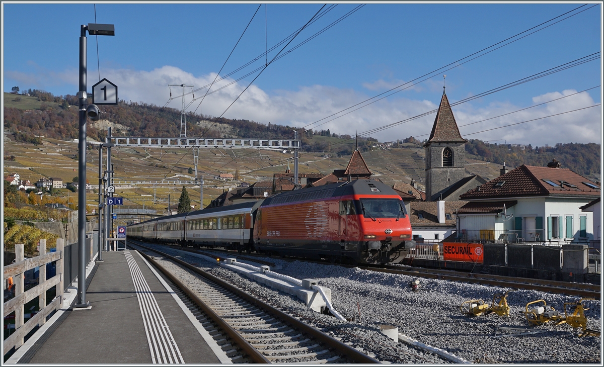Der Bahnhof von Cully wird umgebaut und die SBB Re 460 fährt mir ihrem  IR 90 von Brig nach Genève Aéroport über das am Wochenende 6/7. 11 (Vollsperrung) frisch eingerichtete neue Gleis 3.

8. November 2021