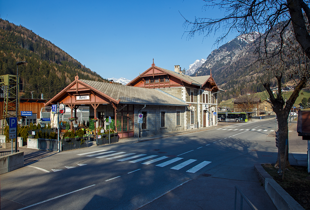 Der Bahnhof Gossensaß/Colle Isarco am 26.03.2022.
Der Bahnhof Gossensaß (auch Gossensass; italienisch Stazione di Colle Isarco) befindet sich an der Brennerbahn in Südtirol (italienisch Alto Adige), amtlich Autonome Provinz Bozen – Südtirol.

Der Bahnhof Gossensaß ist der erste Haltepunkt im Wipptal südlich des Brennerpasses, zu dem die Bahnstrecke von hier aus über den Pflerschtunnel ansteigt. Er liegt auf 1.066,9 m Höhe nahe dem Zentrum von Gossensaß, dem Hauptort der Gemeinde Brenner, und der durch das Dorf führenden SS 12 (der alten Brennerpass-Straße). 

Der Bahnhof wurde 1867 zusammen mit dem gesamten Abschnitt der Brennerbahn zwischen Innsbruck und Bozen in Betrieb genommen. Durch ihn erlebte Gossensaß bis zum Ersten Weltkrieg seine Blütezeit als bekannter Touristenort. Er konkurrierte mit Orten wie St. Moritz oder Chamonix. 

Das Aufnahmegebäude war zunächst noch relativ kompakt gehalten, wurde wegen der vielen Touristen jedoch noch im 19. Jahrhundert durch einen südlichen Anbau erweitert. Das ursprüngliche Gebäude weist eine Verkleidung aus Grauwacke auf, während dekorative Details wie die Fensterfassungen in weißem Kalkstein gehalten sind. Straßenseitig ist es durch einen in sorgfältigen Details gearbeiteten Dachgiebel aus Holz gestaltet. Der Anbau ist in Brixner Granit gemauert und sticht durch eine hölzerne Veranda hervor. In dem sich heute das Buffet befindet und man auch den Espresso genießen kann. Das Gebäude steht seit dem Jahr 2000 unter Denkmalschutz.

Der Bahnhof Gossensaß wird durch Regionalzüge der Trenitalia sowie der SAD bedient, die auch Busverbindungen zum Bahnhof betreibt. Die Regionalzüge fahren in beide Richtung (Brenner bzw. Bozen) im Stundentakt und werden zu Hauptverkehrszeiten durch Regionalexpresszüge verdichtet.

Uns hat es in Gossensaß sehr gut gefallen, es war einfach zu kurz, so dass wir gerne wiedermal dort hinfahren wollen. Für die drei Tage haben wir uns ein Südtirol/Alto Adige Ticket (eine Mobilcard für 3 Tage) am Automat für 23,00 Euro geholt. So konnten wir mit diesem Ticket Südtirol mit der Bahn erkunden. 
