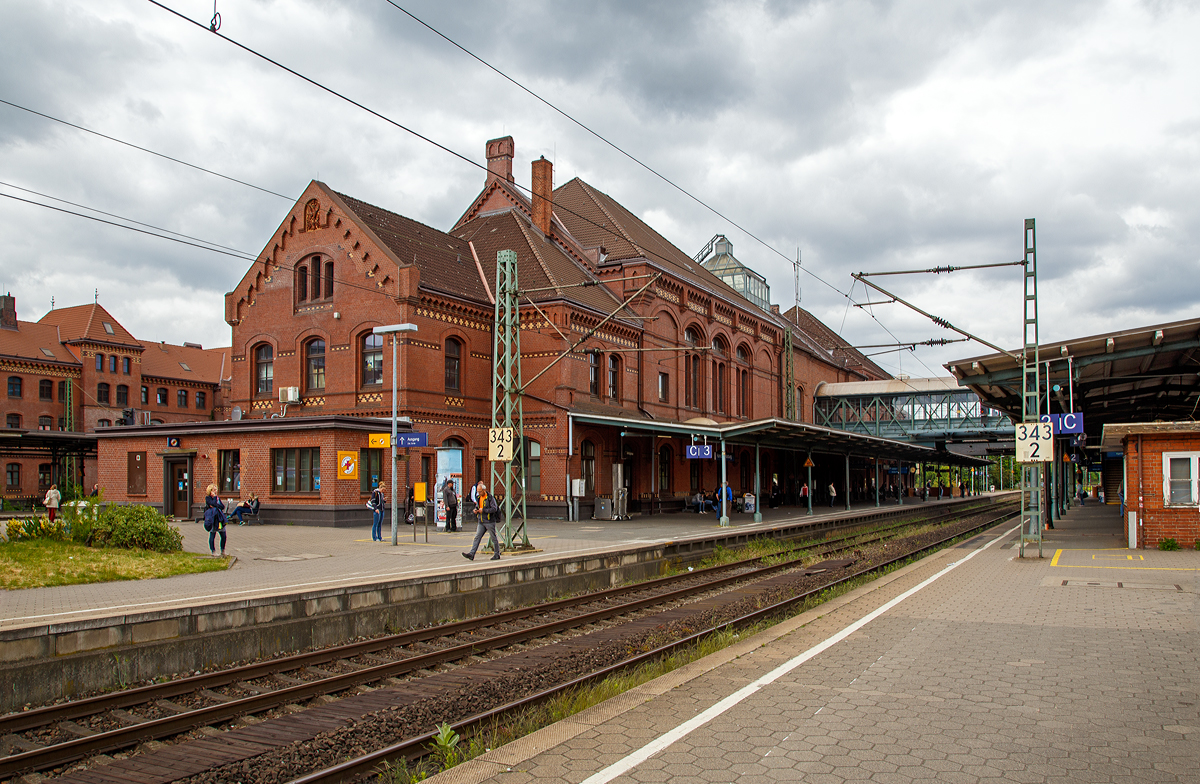 Der Bahnhof Hamburg-Harburg am 16.06.2015
Der Bahnhof Hamburg-Harburg ist ein Fernverkehrsbahnhof in der Hansestadt Hamburg. Er befindet sich im Süden der Metropole im Stadtteil Harburg und ist der wichtigste Bahnhof der südlich der Elbe gelegenen Stadtteile. Hier halten Intercity-Express-, Intercity- und EuroCity-Züge, der Flixtrain, Nachtzüge sowie Züge des Schienenpersonennahverkehrs. Mit etwa 80.000 Reisenden täglich ist er der drittmeist frequentierte Bahnhof in Hamburg.

Im Bahnhof verzweigen sich die Trassen der Bahnstrecke Wanne-Eickel–Bremen–Hamburg, KBS120 (Bremen–Hamburg) und der Bahnstrecke Hannover–Hamburg, KBS 110 in deren Verlauf nach wenigen Kilometern auch der Rangierbahnhof Maschen beginnt. Gleiches gilt für die Niederelbebahn nach Cuxhaven (KBS 101.3 / 121), es bestehen ferner Abzweige zu den Elbhäfen und zur Hamburger Hafenbahn. Außerdem startet hier die Güterumgehungsbahn Hamburg (KBS 101.1) mit weiterem Anschluss nach Neumünster/Kiel.

Der Bahnhof wird von der S-Bahn-Strecke nach Neugraben – Buxtehude - Stade (Linien S3 und S31) in einem Tunnel unterquert, die hier einen Haltepunkt hat.