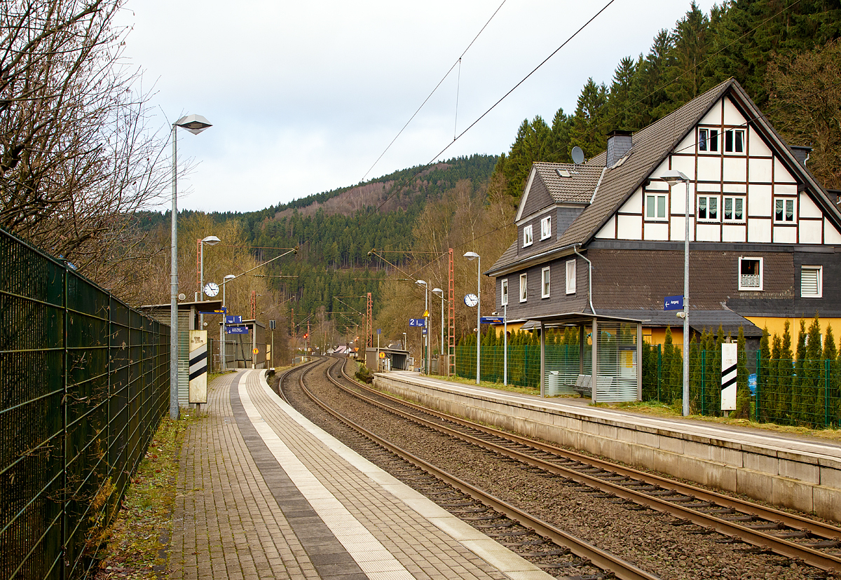 
Der Bahnhof Kirchhundem bei 76,2 km an der Ruhr-Sieg-Strecke (KBS 440) am 25.12.2017 von der Gleisseite (Blickrichtung Altenhundem). Heute ist er eigentlich nur noch ein Haltepunkt für die Regionalbahn (RB 91).

Zum Fahrplanwechsel am 10. Dezember 2017 verkehr t auf der Linie RB91 „Ruhr-Sieg-Bahn“  zwischen Siegen – Finnentrop die Hessische Landesbahn wieder mit vereinzelten Fahrten ergänzend zum Regelfahrplan der Abellio Rail NRW GmbH (Siegen – Finnentrop – Hagen) und zwar:
RB 91 „Ruhr-Sieg-Bahn“ Siegen – Finnentrop (täglich) als Zugnummer RB 24398 in Kirchhundem ab 23:44 Uhr und RB 91 „Ruhr-Sieg-Bahn“ Finnentrop – Siegen (Mo-Fr) als Zugnummer RB 24399 in Kirchhundem ab 4:16 Uhr 
Der RE 16 (Ruhr-Sieg-Express) hält nicht in Kirchhundem.

Die Ruhr-Sieg-Strecke ist eine 106 Kilometer lange zweigleisige, elektrifizierte Hauptstrecke von Hagen nach Siegen über Iserlohn-Letmathe, Finnentrop und Kreuztal. Die tunnelreiche Strecke führt überwiegend durch das Tal der Lenne und südlich von Lennestadt-Altenhundem über die Wasserscheide zwischen Ruhr und Sieg.

Noch heute werden schwere Güterzüge Richtung Süden zwischen Lennestadt-Altenhundem und Welschen Ennest bzw. Kreuztal mit einer zusätzlichen Lok nachgeschoben. Diese fährt danach wieder zurück nach Lennestadt-Altenhundem. Die Steigung beträgt zwar nur 12 ‰, ist aber sehr lang und kurvenreich. Daher sind häufige Geschwindigkeitswechsel notwendig. Vor der Elektrifizierung der Ruhr-Sieg-Strecke wurden fast alle Güterzüge bis Welschen Ennest nachgeschoben. Seltener hatten und haben Güterzüge ab Kreuztal bis Welschen Ennest diese Unterstützung.
