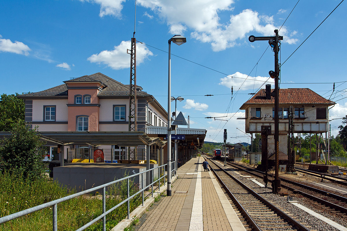 
Der Bahnhof Kreuztal am 12.07.2014. Der Bahnhof liegt an km 96,1 der Ruhr-Sieg-Strecke (KBS 440) und hier beginnt die Rothaarbahn (KBS 443) bzw. die Bahnstrecke Kreuztal–Cölbe