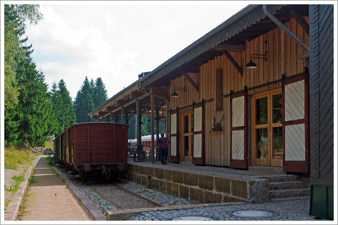 Der Bahnhof Rennsteig am 24.08.2013, blick vom Vorplatz auf den historische Gterboden, heute als  Gleis 1  eine Erlebnisgastronomie.