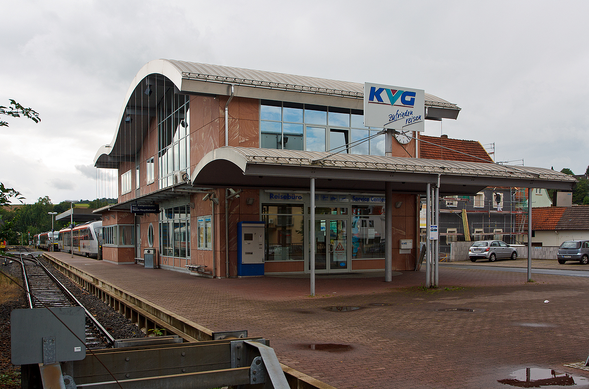 
Der Bahnhof Schöllkrippen (Unterfranken) am 18.08.2014. Der Bahnhof ist die Endstation der KBS 642 - Kahlgrundbahn, sie ist eine 23 Kilometer lange Nebenbahn im nordwestlichen Unterfranken nach Kahl am Main, dort mit Anschluss an die KBS 640 Main-Spessart-Bahn. Im Volksmund wird die Kahlgrundbahn auch  Bembel  genannt. 

Die Bedienung der Strecke über Kahl bis nach Hanau wird ausschließlich von der HLB Hessenbahn durchgeführt. Ab dem Fahrplanwechsel im Dezember 2015 bis Dezember 2027 wird die DB Regio (Westfrankenbahn) den Zugverkehr auf der Kahlgrundbahn wieder übernehmen. Wobei die Infrastruktur (Gleise, Bahnhöfe) der Kahlgrundbahn gehört der in Schöllkrippen ansässigen Kahlgrund Verkehrs-GmbH (KVG), die bis zum Dezember 2005 auch den Bahnbetrieb durchgeführt hat. An der  KVG ist heute zu 28% die DB Regio (Westfrankenbahn) beteiligt. Beim Bahnhof befindet sich auch eine Werkstatt der KVG, wo Fahrzeuge der Westfrankenbahn gewartet werden.
