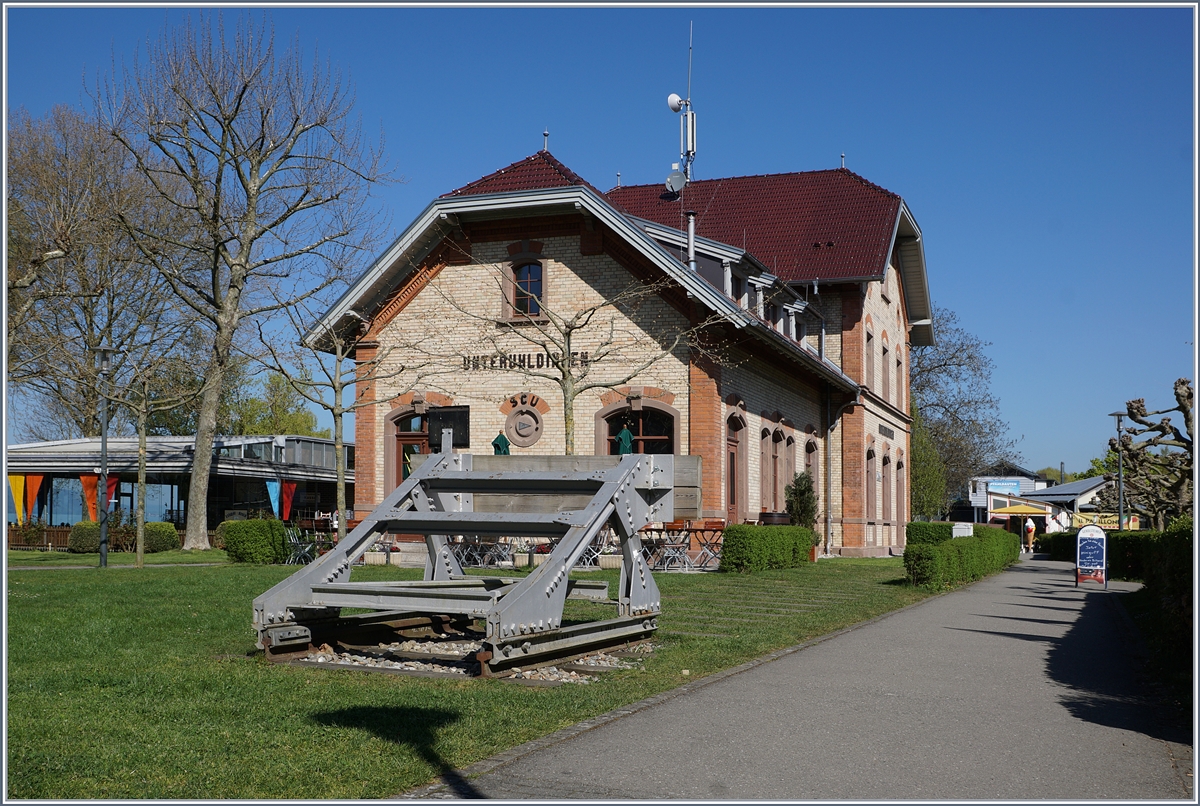Der Bahnhof von Unteruhldingen, Endpunkt der 2,53 km langen Stichstrecke von Oberuhlgingen -Mühlhofen (heute Uldingen-Mühlhofen) und hätte eigentlich in Richtung Meersburg - (Konstanz)weiterführen sollen. Die Strecke wurde am 2. Okt. 1901 eröffnet und am 31. Oktober 1950 stillgelegt. 

24. April 2017
