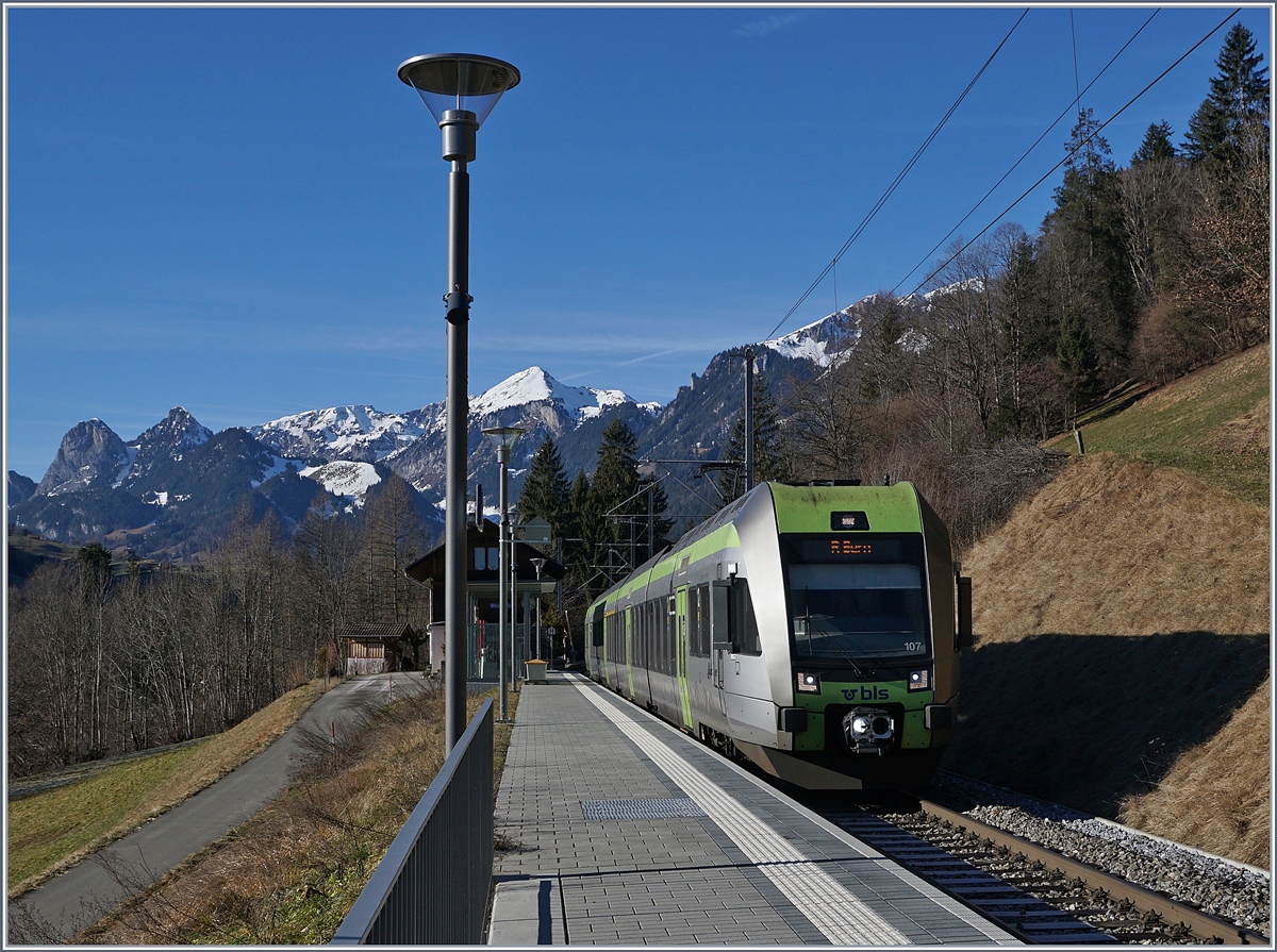 Der Bahnhof Weissenburg, ein Haltepunkt auf Verlangen hat durch seine Neugestaltung vor wenigen Jahren etwas von seinem Charme verloren, obwohl im Hintergrund das weiterhin gepflegte Stationsgebäude noch zu sehen ist.

12. Jan. 2020