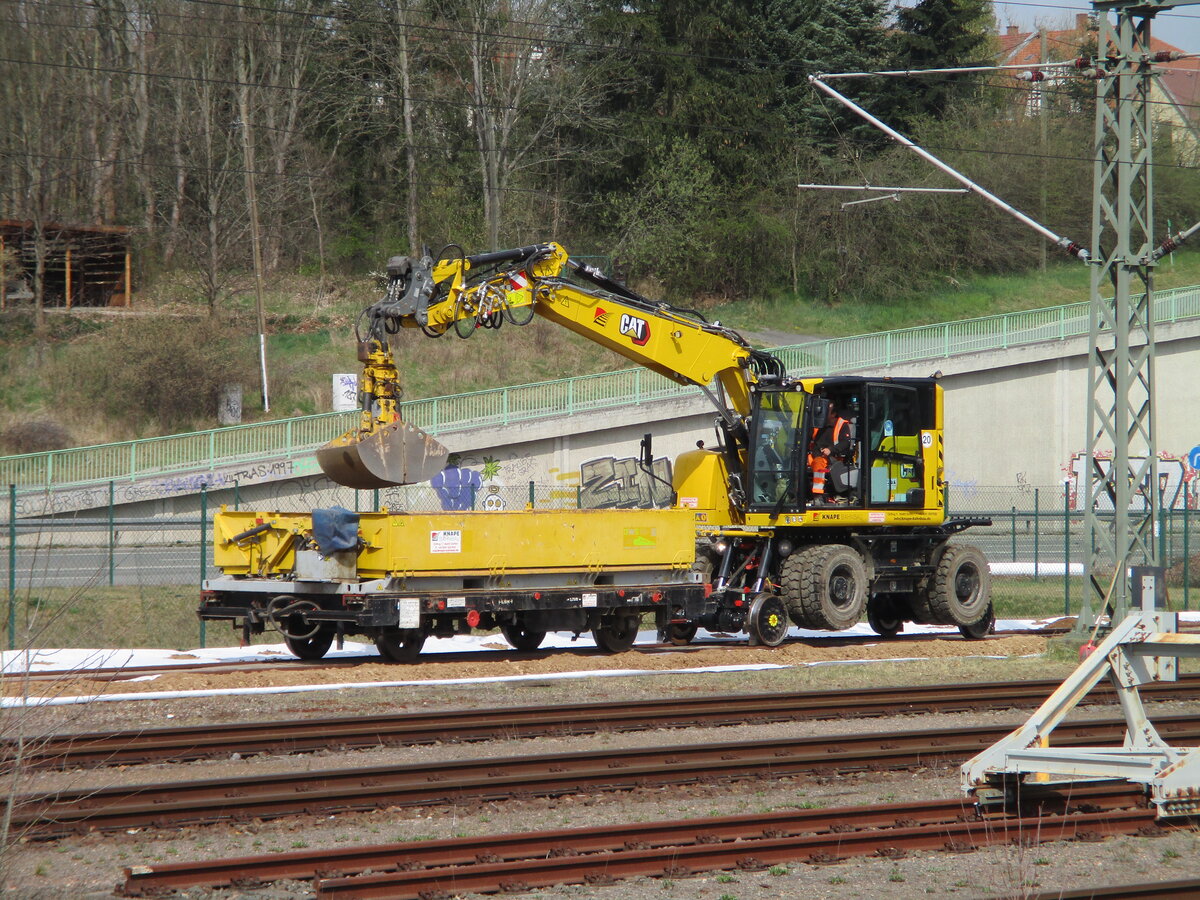 Der Bahnhof Werdau liegt bekanntlich in Sachsen,da ich am 05.April 2025,einen Abstecher auf meiner Thüringtour unternahm,habe ich ihn auf meiner Thüringtour miteingeordnet.Leider war nur dieser Zweiwegebagger das Einzige Bahnfahrzeug was zu meinem Zeitpunkt auf dem Bahnhof unterwegs war.