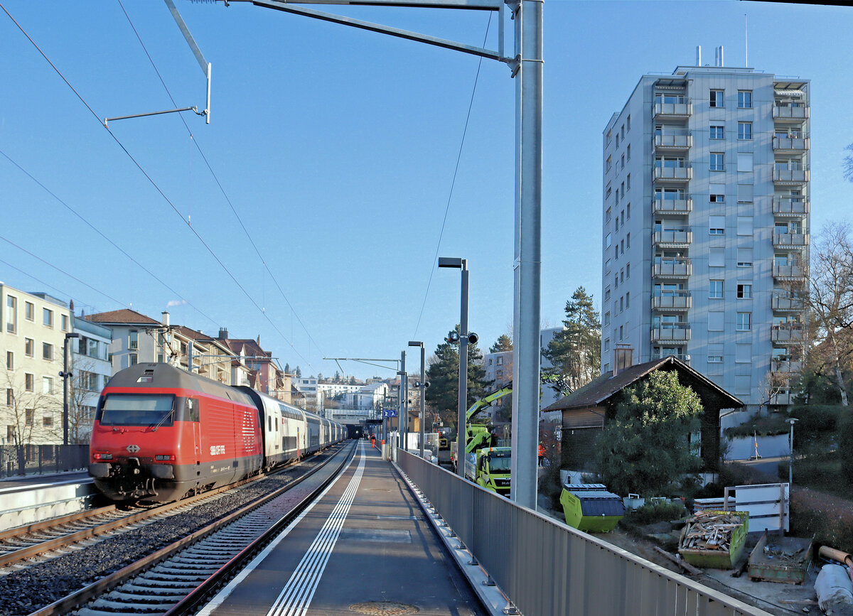 Der Bahnhof Wipkingen: Durchfahrt eines IC 2000-Zugs mit Re 460 am Schluss. Blick Richtung Oerlikon. 5.März 2025 
